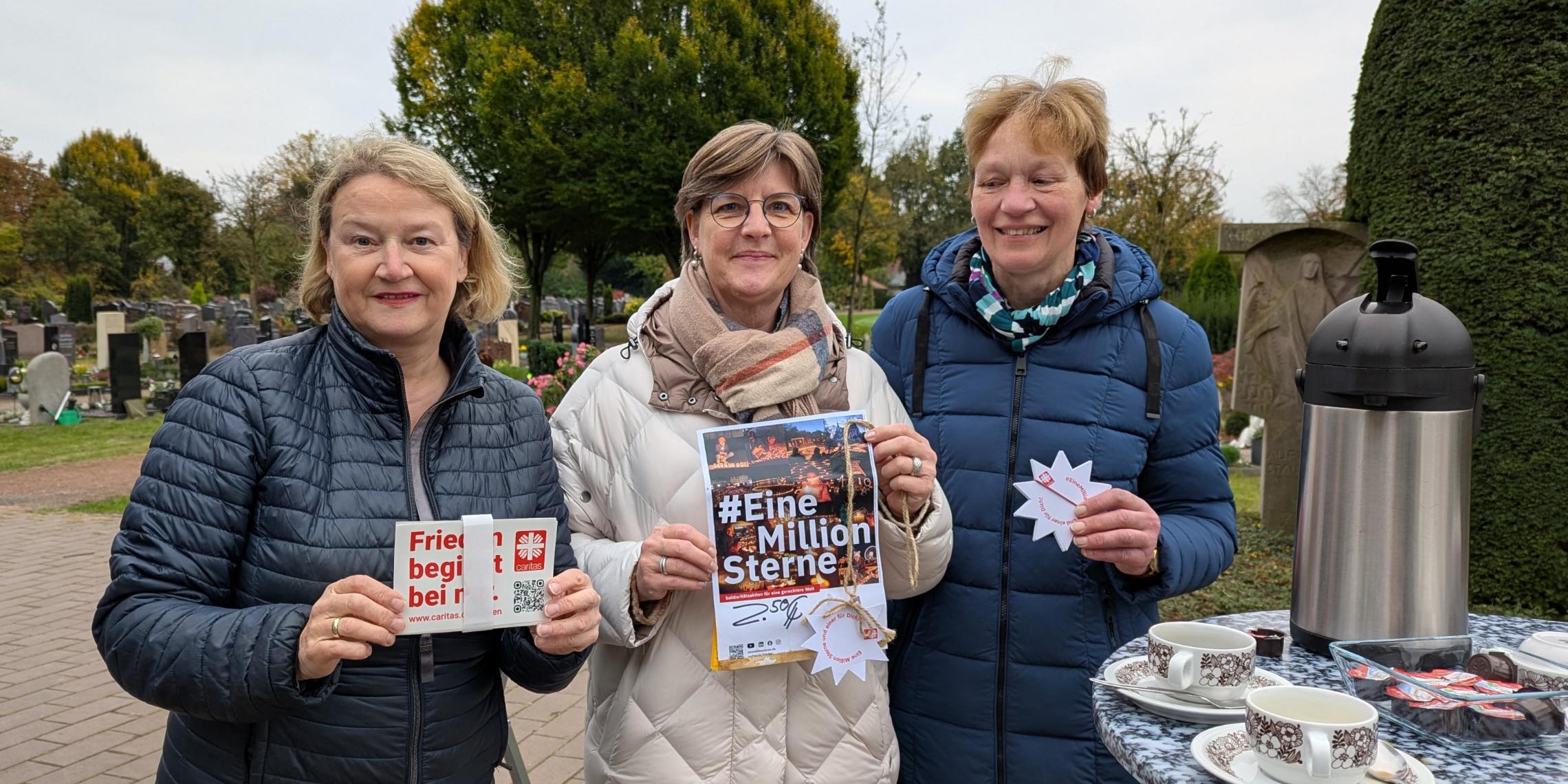 Christel Mers (l., Caritasverband Ahaus-Vreden) unterstützte Silvia Frieler und Mechthild Berges von der Pfarrcaritas Epe beim Verkauf der Sterne.