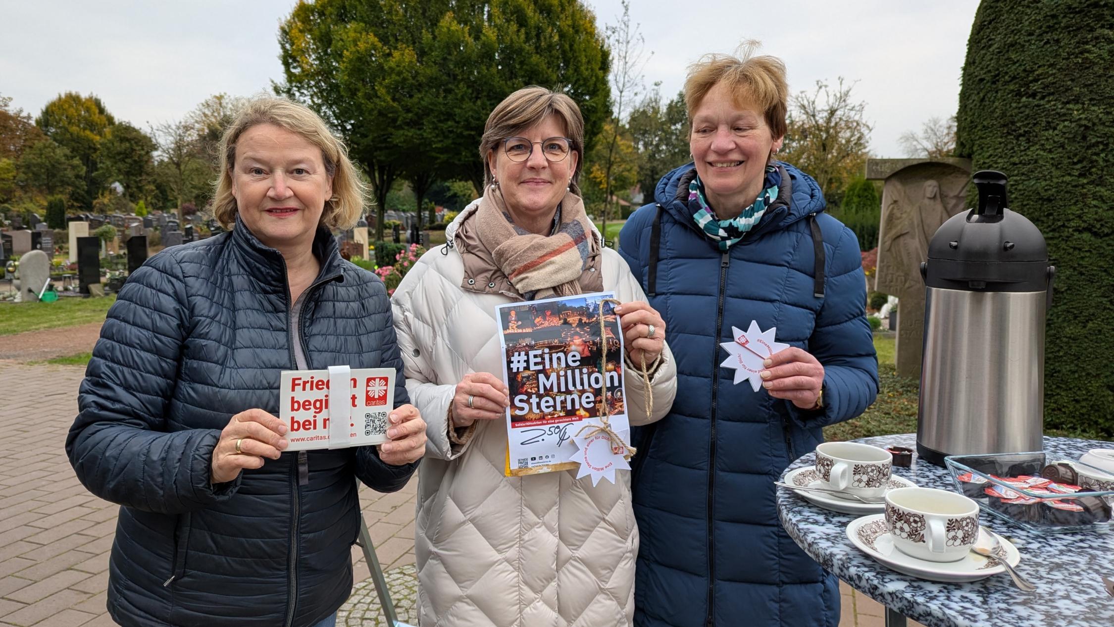 Christel Mers (l., Caritasverband Ahaus-Vreden) unterstützte Silvia Frieler und Mechthild Berges von der Pfarrcaritas Epe beim Verkauf der Sterne.