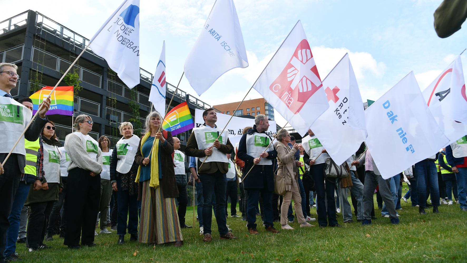 Die Landesarbeitsgemeinschaft der Wohlfahrtsverbände hat mobil gemacht gegen die drohenden Haushaltskürzungen in NRW. Die Mahnwache vor dem Landtag ist eine von vielen Aktionen des Protests in den kommenden Wochen.