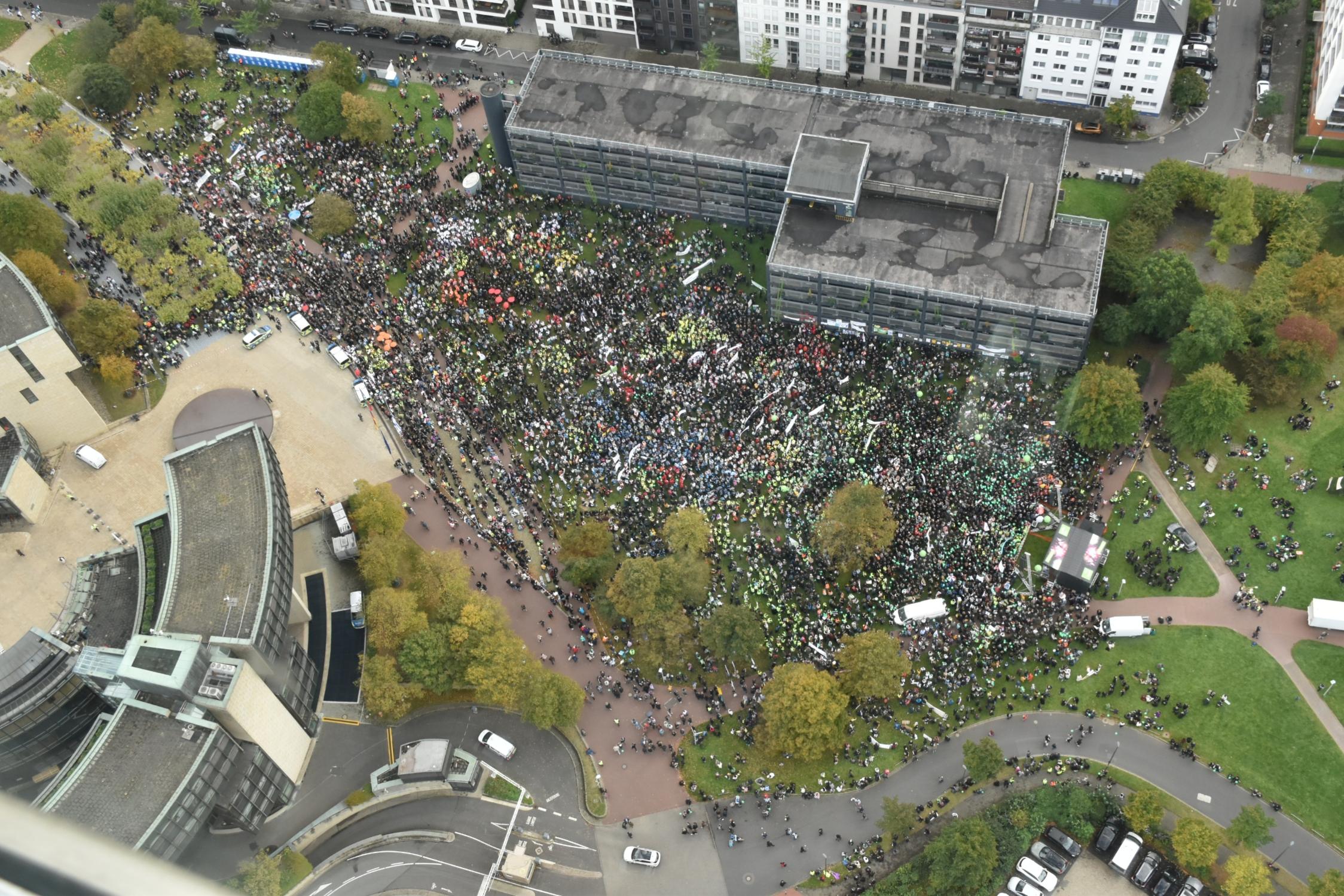 Mehr als 22.000 Menschen demonstrierten vor dem Landtag in Düsseldorf für die Rettung der sozialen Infrastruktur.