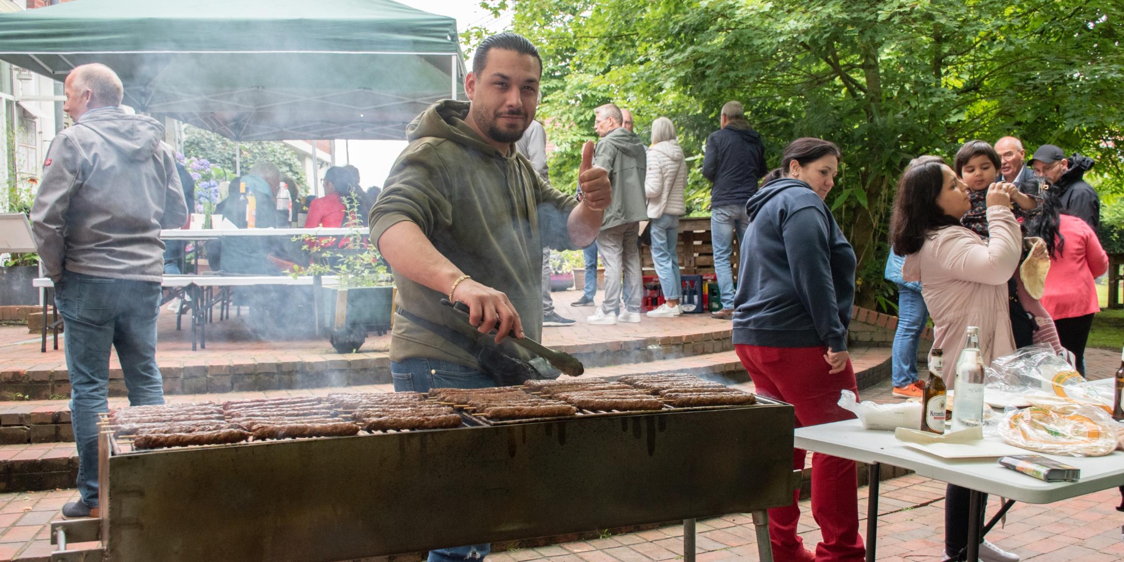 Zum Dankeschön-Grillfest trafen sich die Integrationslotsen am Haus der Integration in Ahaus.