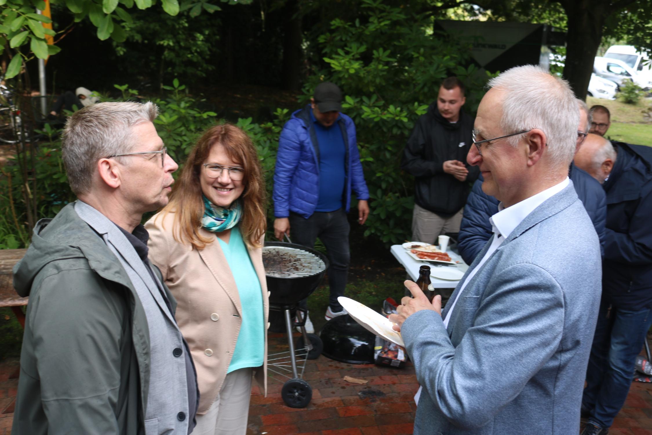 Caritas-Vorstand Peter Schwack (l.) im Gespräch mit Bürgermeisterin Karola Voß und dem Beigeordneten Werner Leuker.