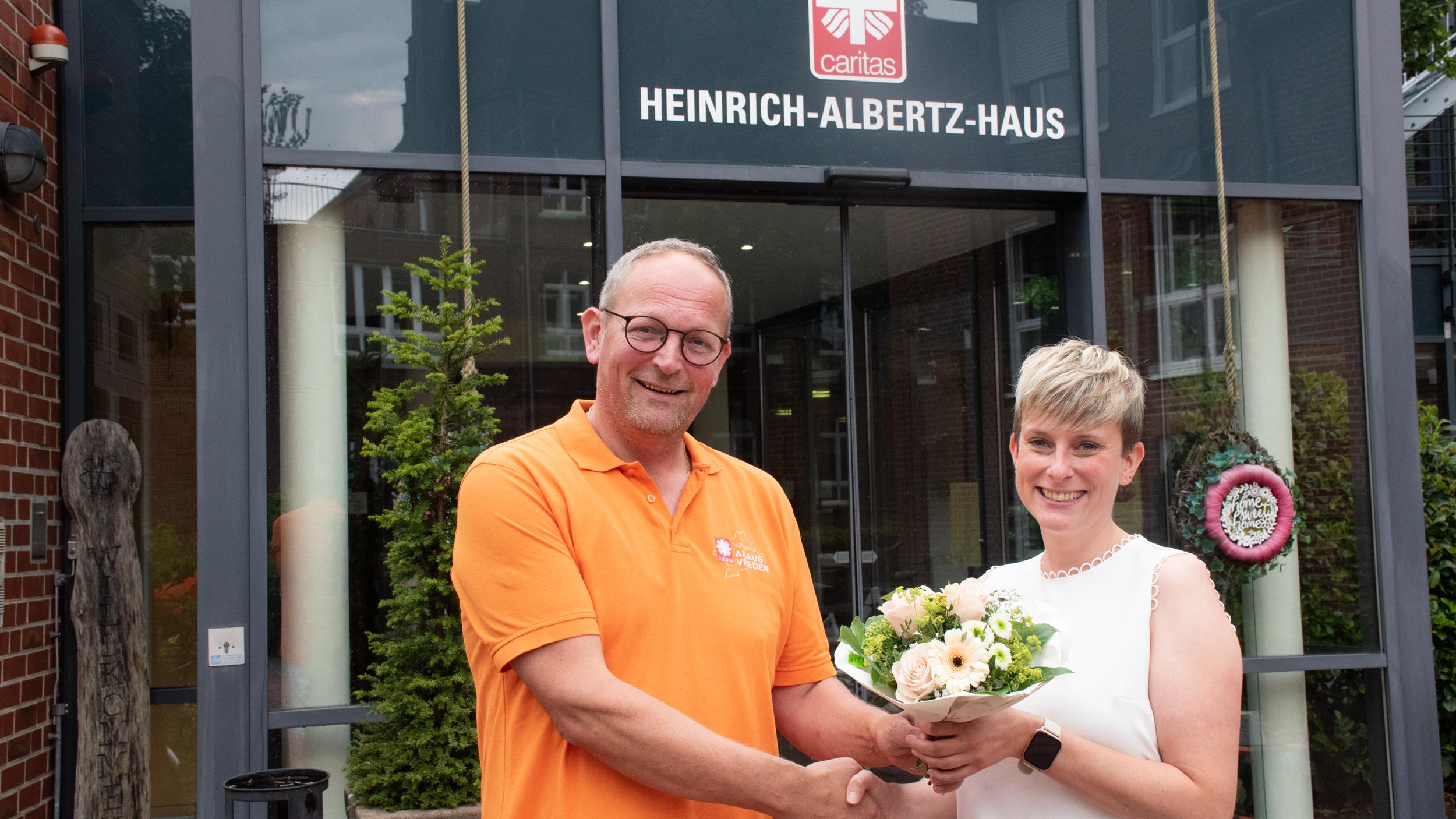 Blumengruß vom Vorgänger: Martin Overbeck hat die Leitung des Heinrich-Albertz-Hauses abgegeben. Linda Harking hat jetzt die Gesamtverantwortung inne.