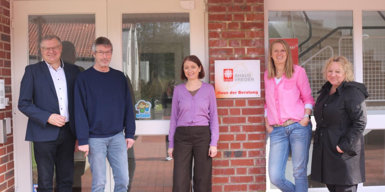 Das Haus der Beratung ist jetzt Notinsel. Silke Herbrand (r.) von der Stadt Ahaus übergab den Aufkleber an die Caritas-Mitarbeitenden.