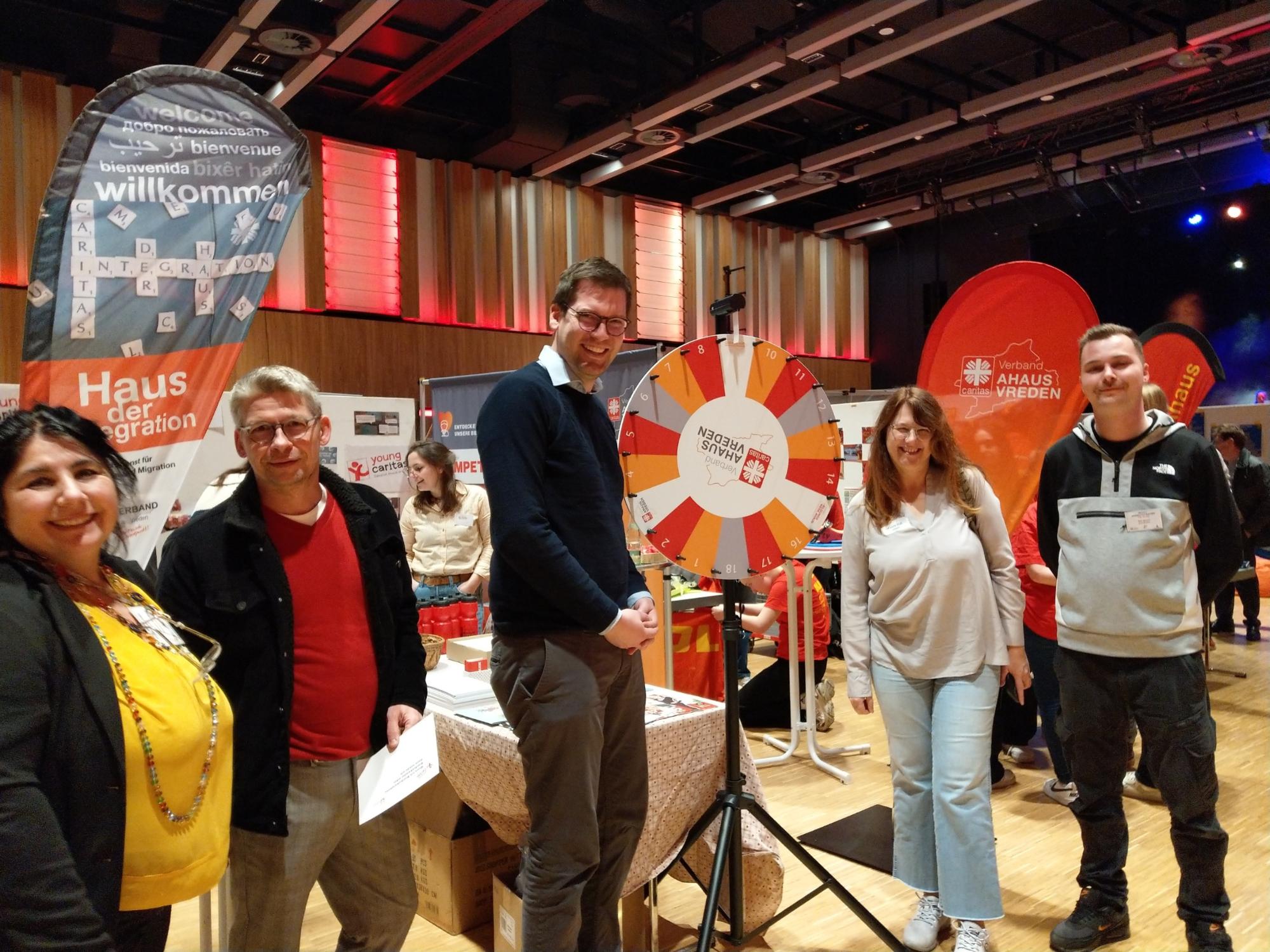 Caritas-Vorstand Peter Schwack (2.v.l.) und die Ahauser Bürgermeisterin Karola Voß (2.v.r.) am Stand des Verbandes.