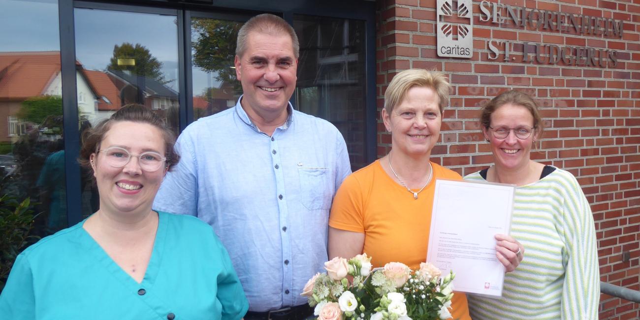 Das Foto zeigt v.l.n.r.: Steffi Gohl (Wohnbereichsleitung), Stefan Deitmer (Einrichtungsleitung), Mechthild Helling (Jubilarin) und Monika Jödden (Pflegedienstleitung).