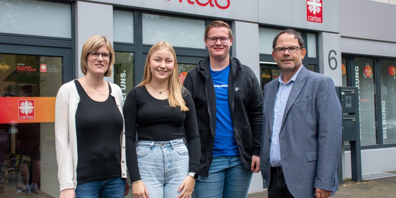 Ausbildungsleiterin Sandra Reimering, die beiden Auszubildenden Marla Leuders und Nils Gieseler und Vorstand Hans-Peter Merzbach (v.l.).