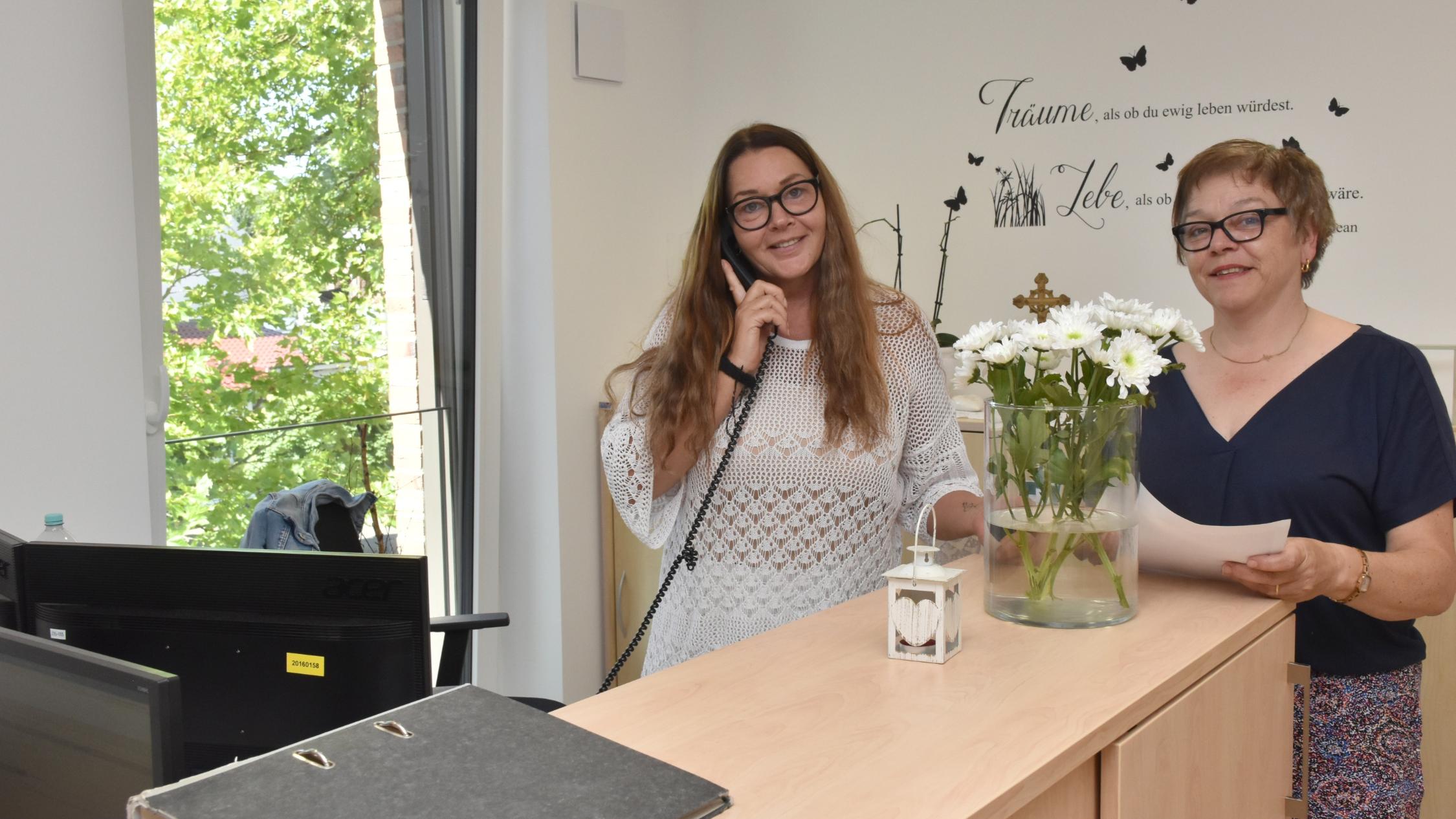 Martina Klöpper (l., Leiterin der Ambulanten Pflege Schöppingen) und ihre Stellvertreterin Edith-Rensing-Bröcker laden zum Tag der offenen Tür ein.