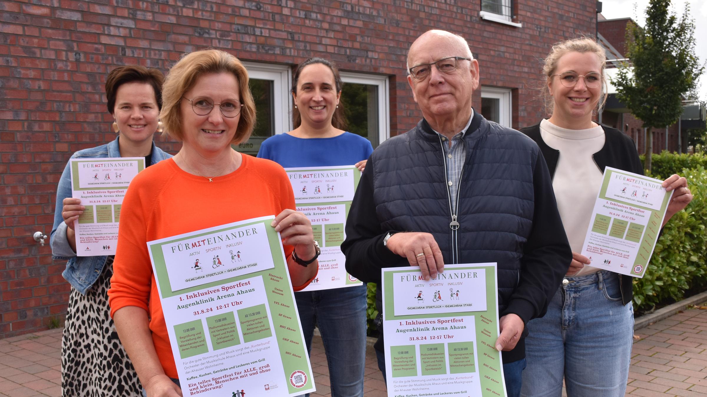 Romy Schwietering (Caritas), Heike Mönkediek (Eltern- und Freundeskreis), Juliane Hartmann (Caritas), Herbert Boier (Eltern- und Freundeskreis) und Lisa Bagus (Caritas; v.l.) freuen sich auf zahlreiche Besucher beim 1. Inklusiven Sportfest in Ahaus.