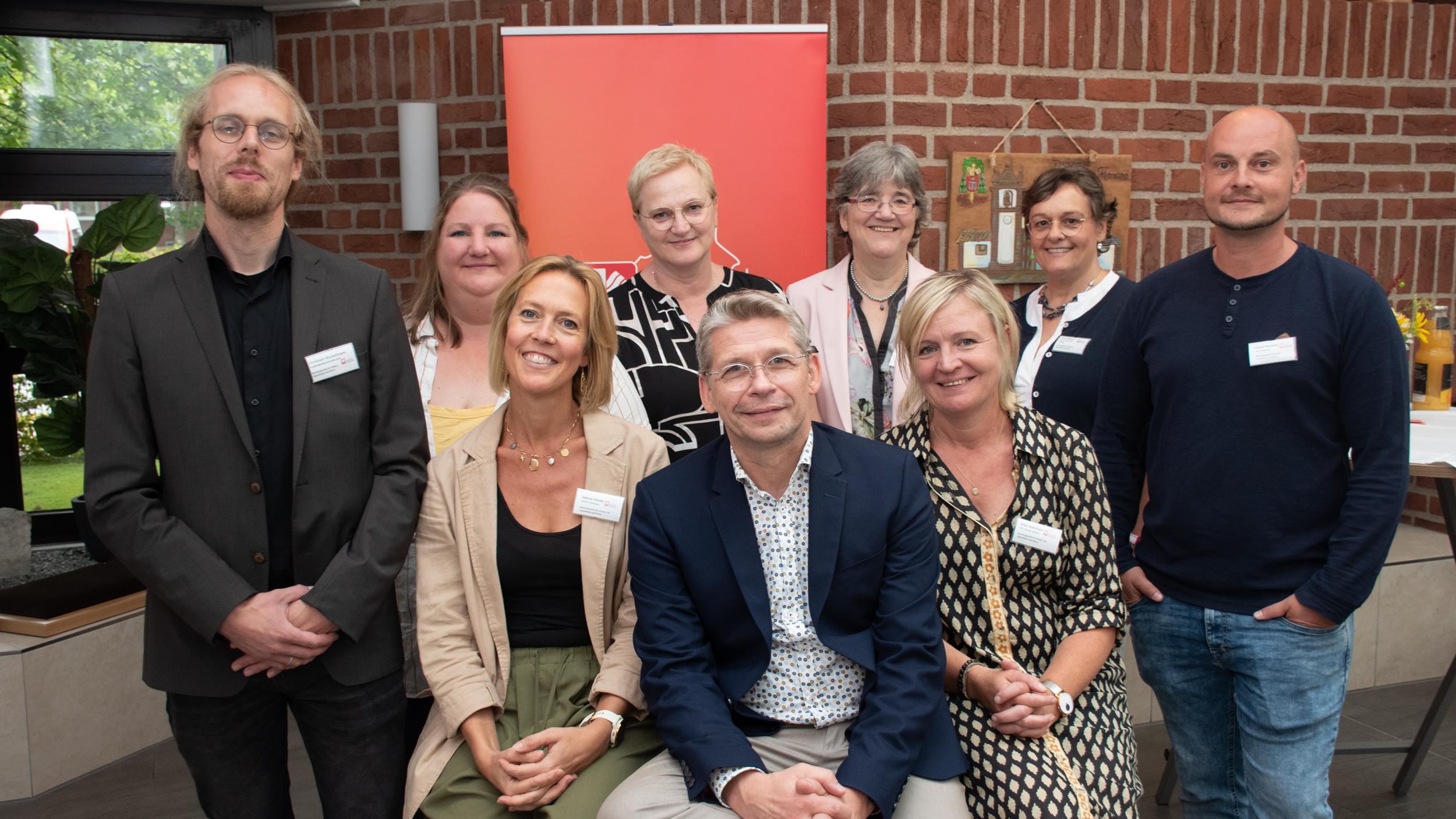 Caritas-Vorstand Peter Schwack (vorne M.) und das Team der Beratungsstelle in Epe.