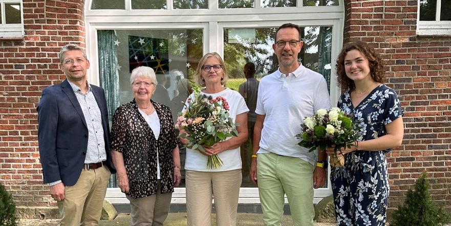 Ursula Weßeling (M.) wurde unter anderem von Caritas-Vorstand Peter Schwack (l.) in den Ruhestand verabschiedet. Julia Lauschus (r.) leitet nun den Hof Schünemann in Gronau.