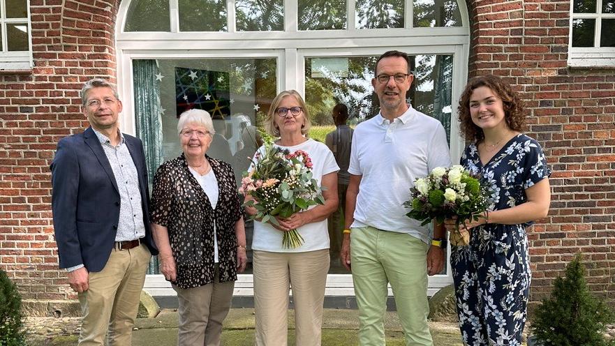 Ursula Weßeling (M.) wurde unter anderem von Caritas-Vorstand Peter Schwack (l.) in den Ruhestand verabschiedet. Julia Lauschus (r.) leitet nun den Hof Schünemann in Gronau.