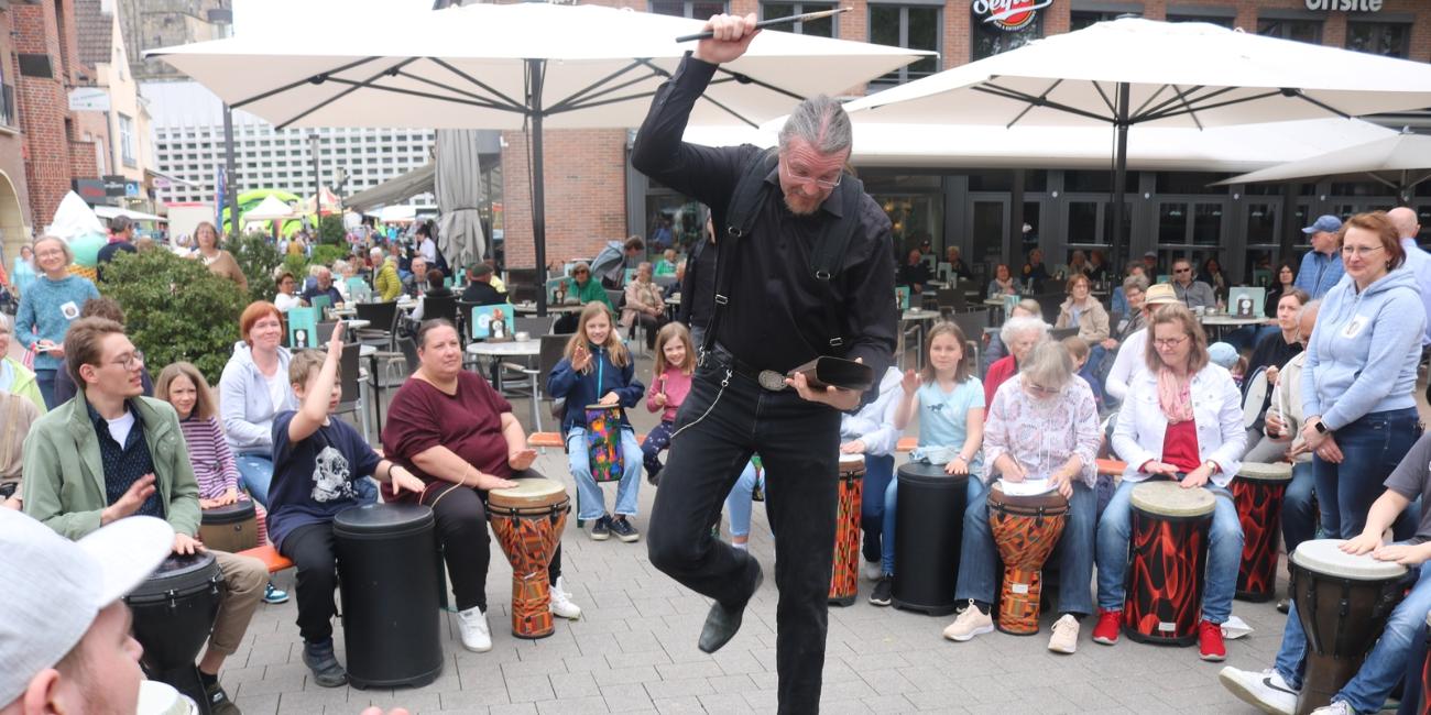 Trommeln für den guten Zweck: Unter der Anleitung von Musikschullehrer Nikolas Geschwill findet am 25. Mai 2024 auf dem Ahauser Rathausplatz ein großer Drumcircle statt.