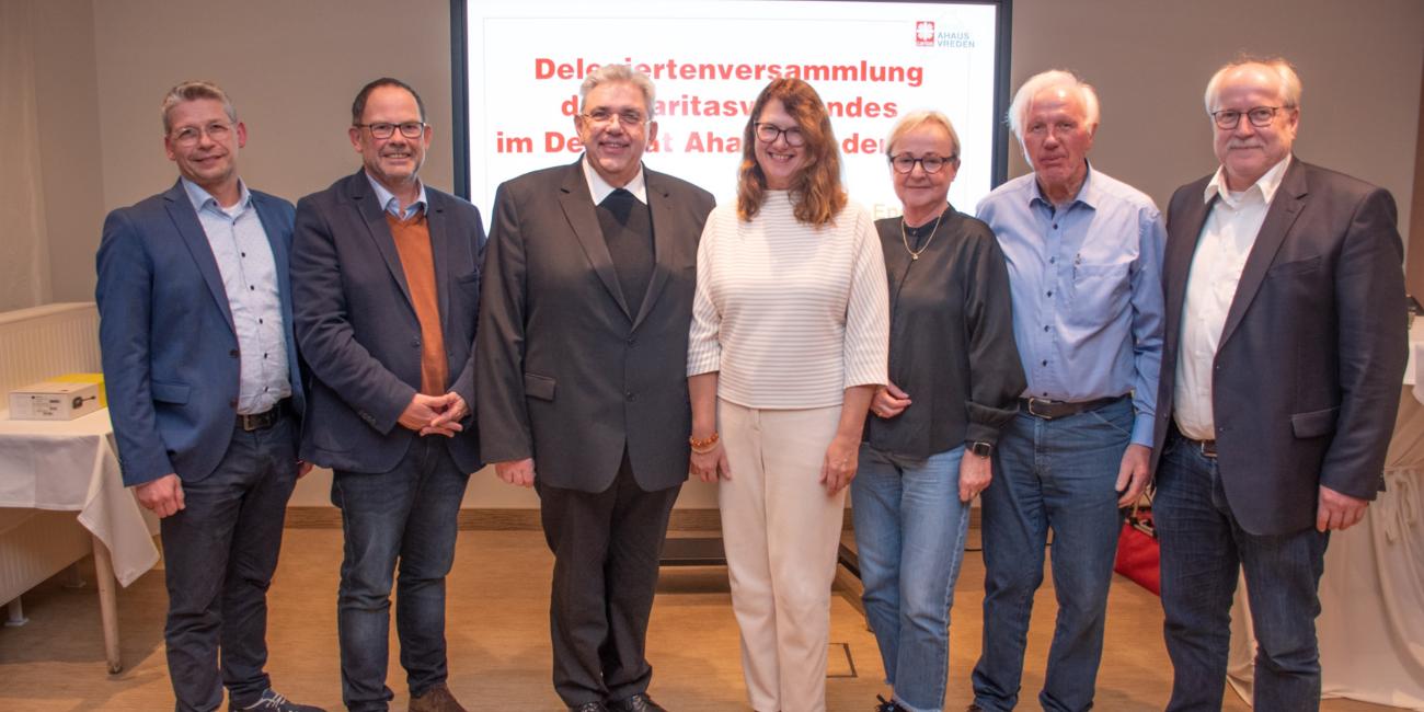 Bei den Wahlen zum Caritasrat wurden Karola Voß (M.), Monika Oing (3.v.r.), Engelbert Philips (2.v.r.) und Pfarrer Stefan Scho (als Vorsitzender; 3.v.l.) erneut als Mitglieder bestätigt. Das Bild zeigt sie zusammen mit den Caritas-Vorständen Peter Schwack (l.), Hans-Peter Merzbach (2.v.l.) und Matthias Wittland (r.).