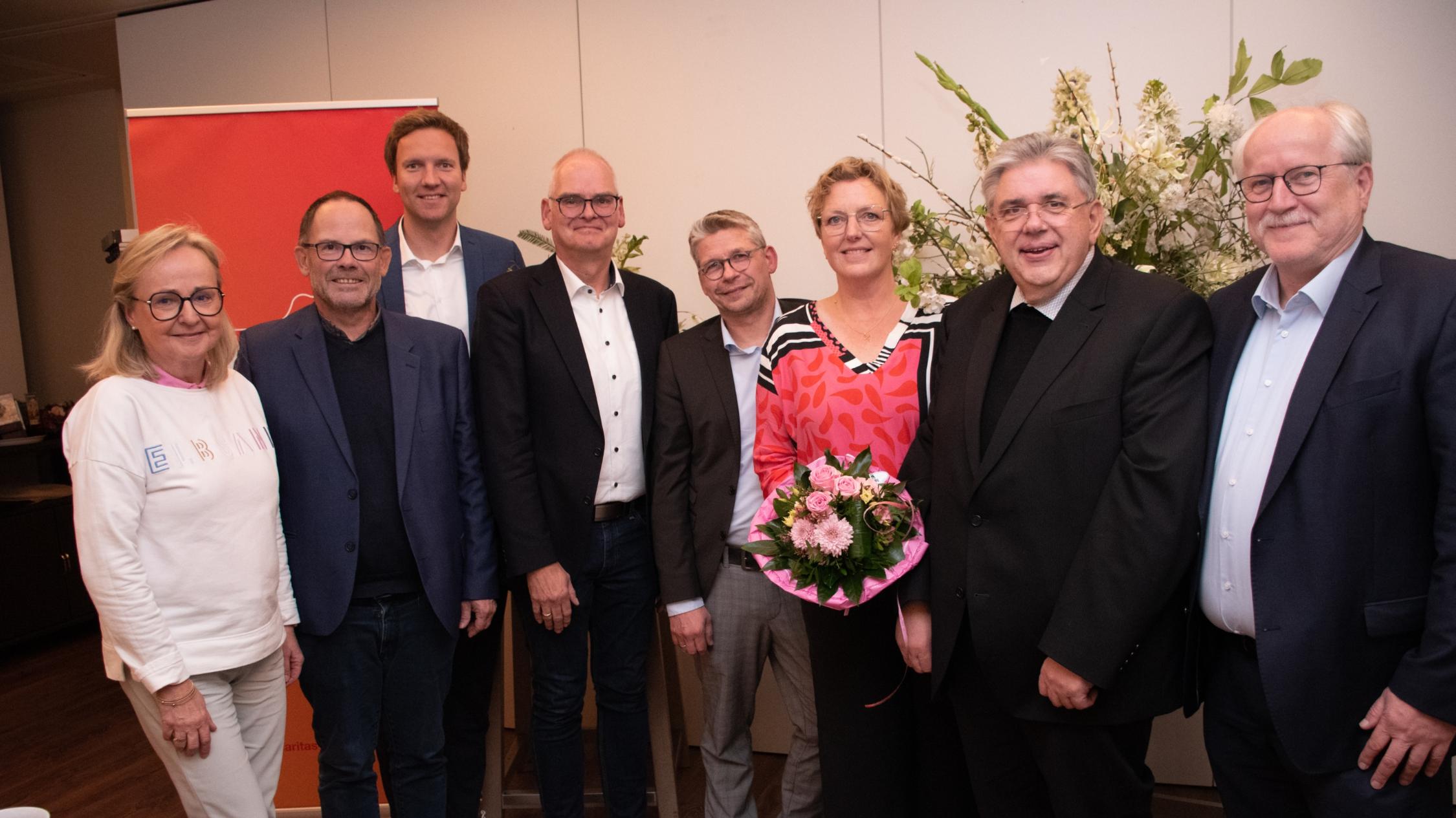 Monika Oing (Caritasrat), Hans-Peter Merzbach (Vorstand), Julian Boonk (Caritasrat), Reinhard Kondring (Caritasrat), Peter Schwack (Vorstand), Marion Nolte (neu im Caritasrat), Pfarrer Stefan Scho (Vorsitzender Caritasrat), Matthias Wittland (Vorstand; v.l.).