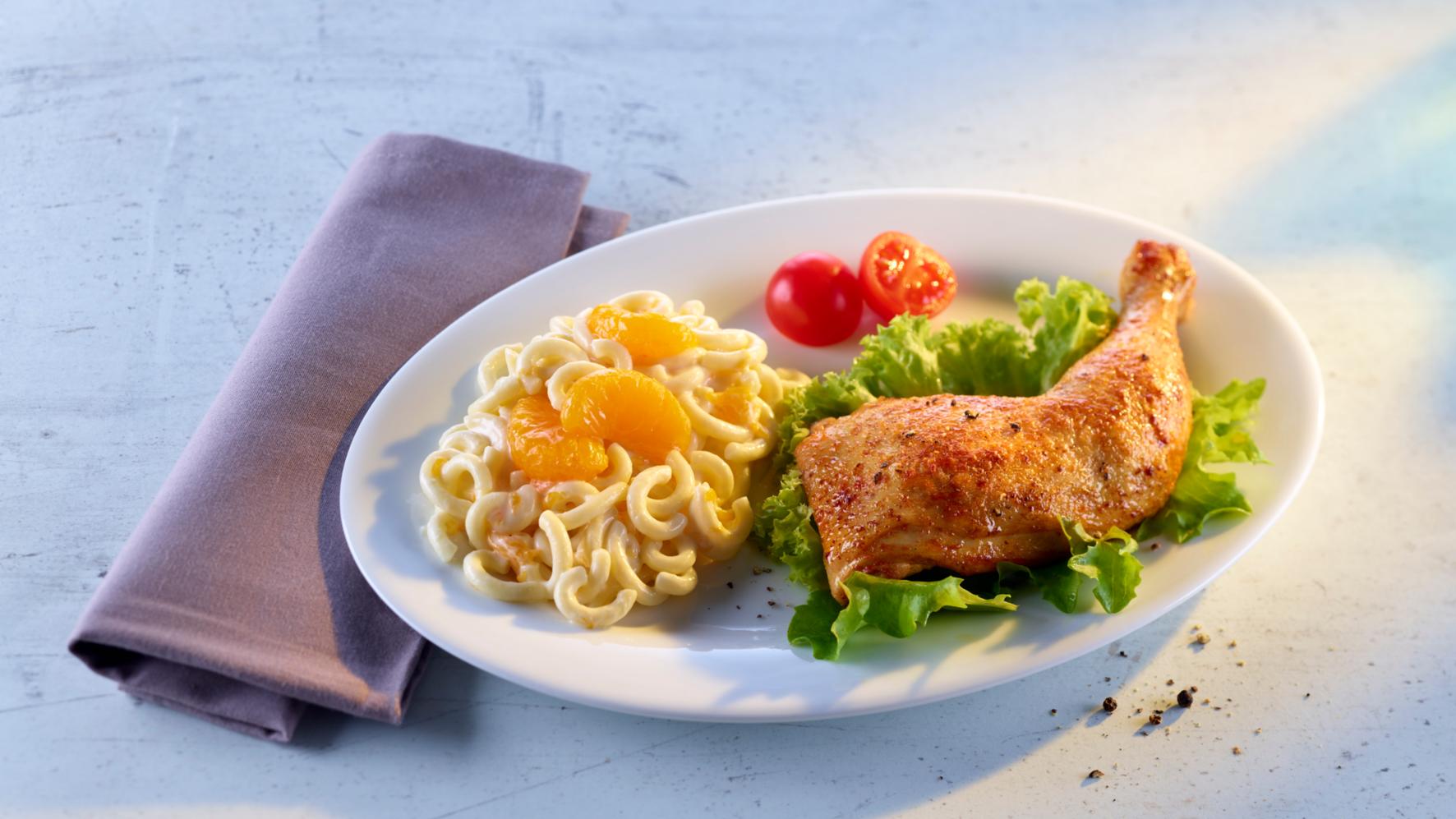 Gebratene Hähnchenkeule mit Nudelsalat - nur eines von vielen Gerichten, die auf der Speisekarte beim Essen auf Rädern in Legden stehen.
