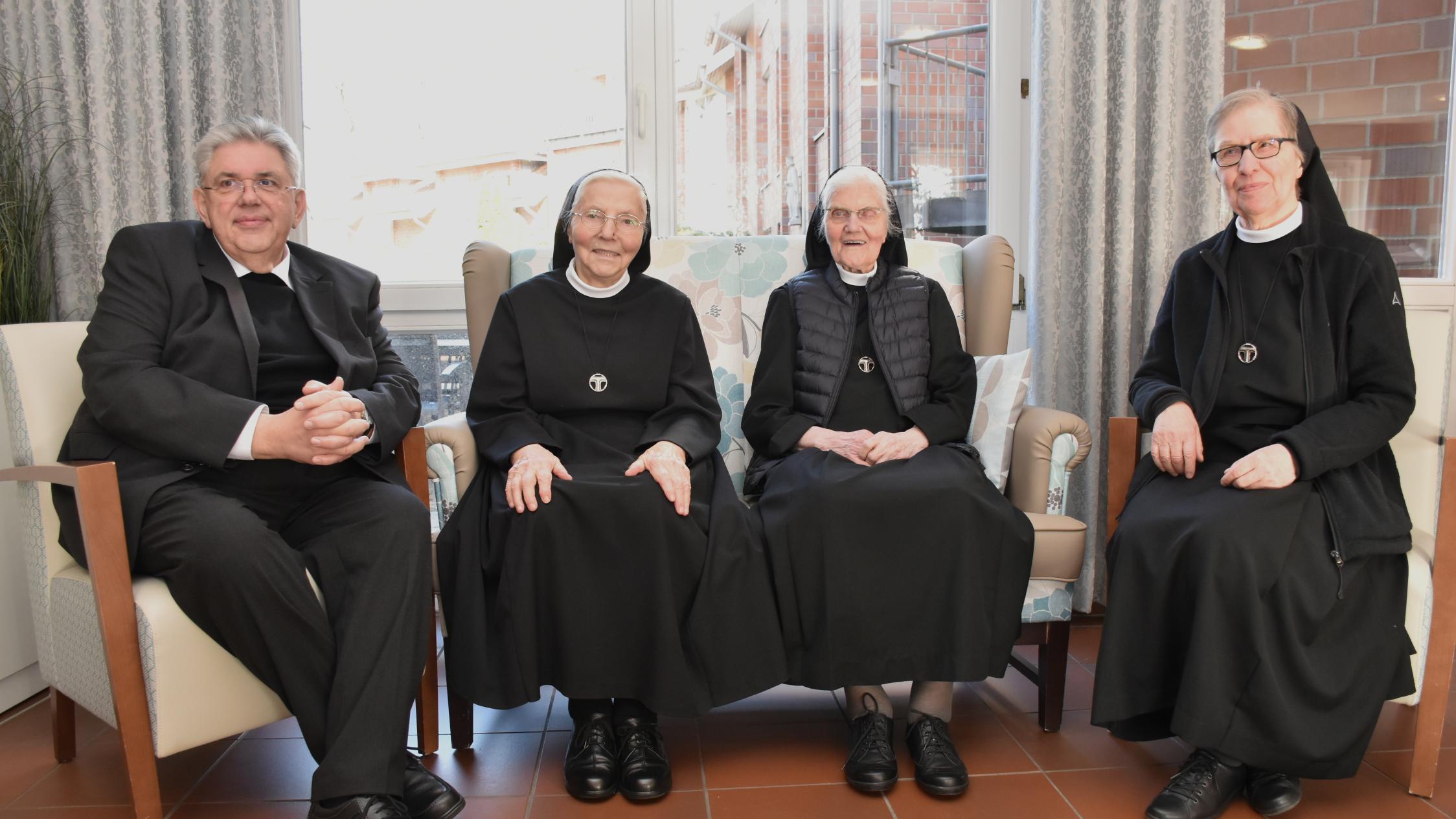 Pfarrer Stefan Scho, Schwester Ansgara, Schwester Franzinis und Schwester Ursula blickten auf die Tätigkeiten der Franziskanerinnen im Henricus-Stift zurück.