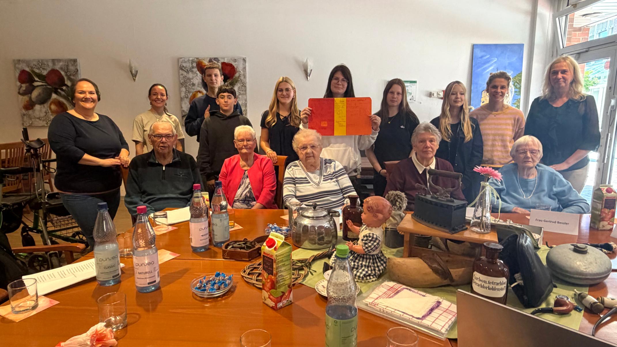 „Kindheit damals und heute“ war Thema einer Gesprächsrunde von Schülern und Senioren.