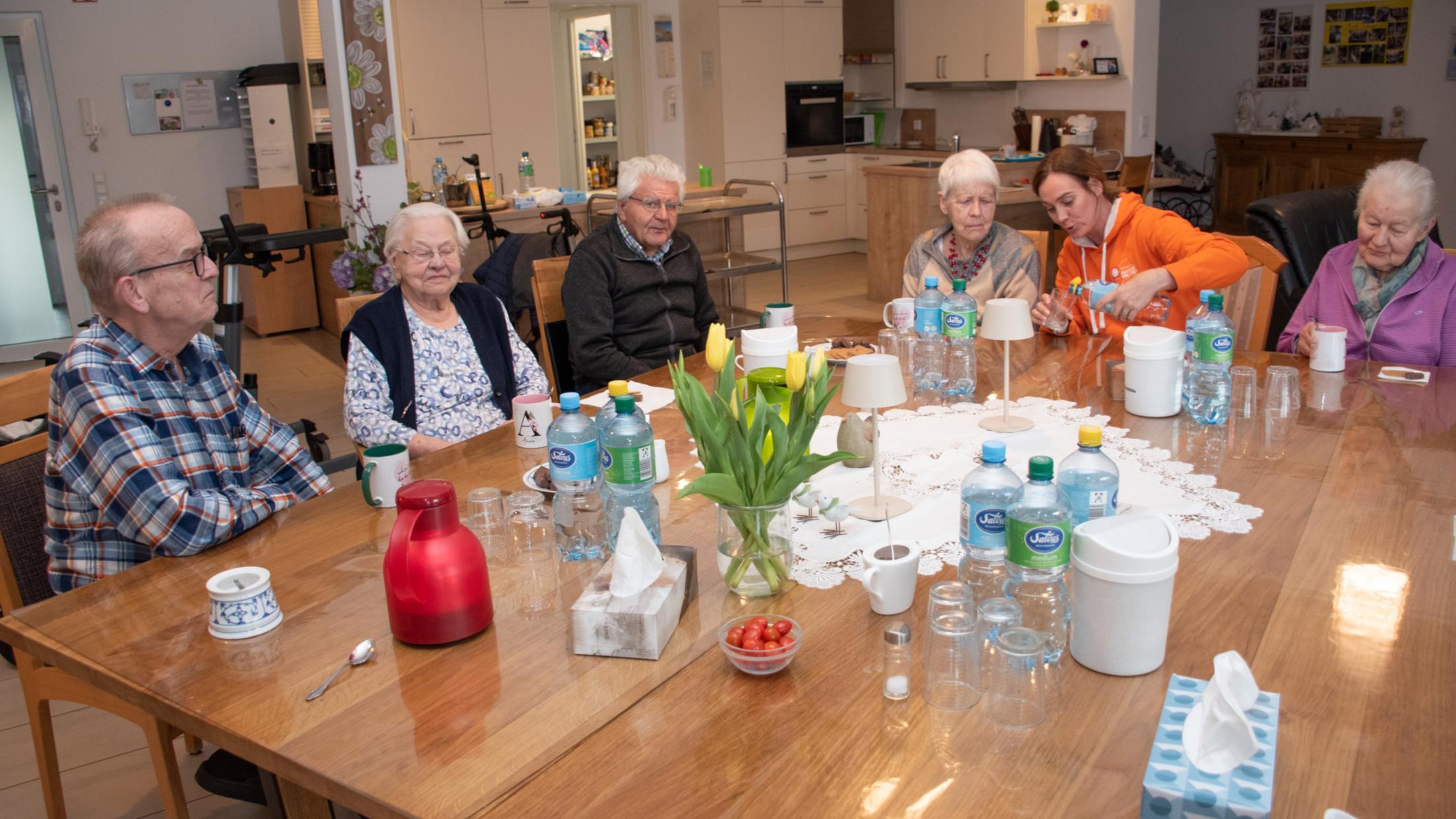 Haus Oldenkott: Gemeinsame Kaffeezeit, WG-Koordinatorin Andrea Welper (2.v.r.) mit den WGlern.
