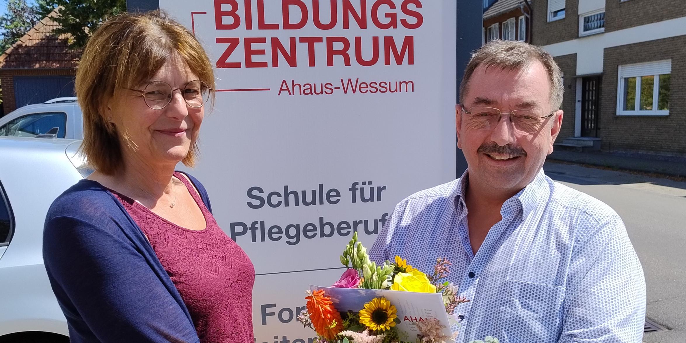 Isabella Büsken erwarb vor Kurzem den Master (MA) in Gesundheitspädagogik für Pflege und Gesundheit. Reinhard Sicking, der Leiter der Pflegeschule in Ahaus-Wessum, gratulierte.