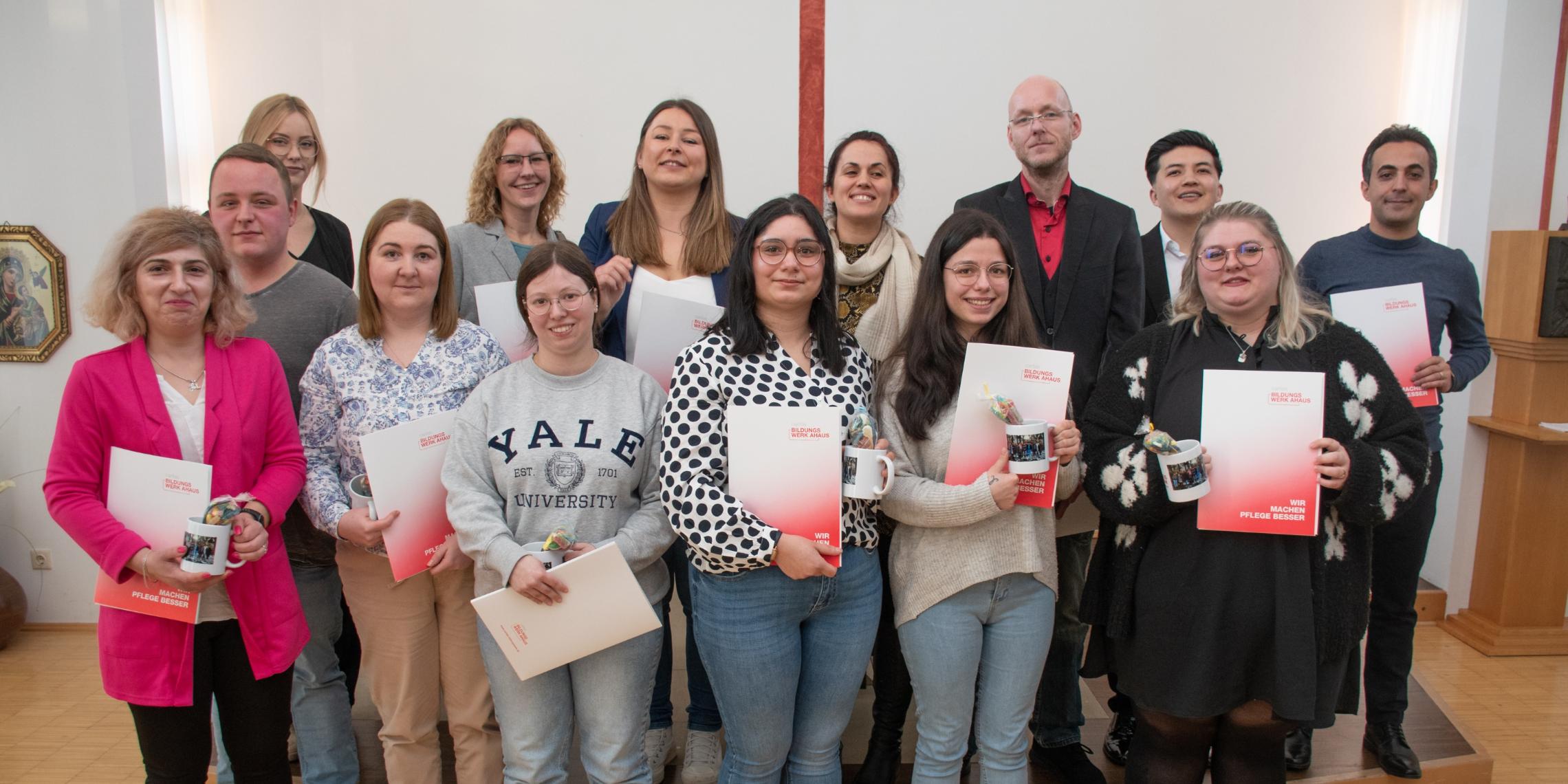 Die Absolventen des ersten Kurses „Pflegefachassistenz“ am Caritas Bildungszentrum Steinfurt.