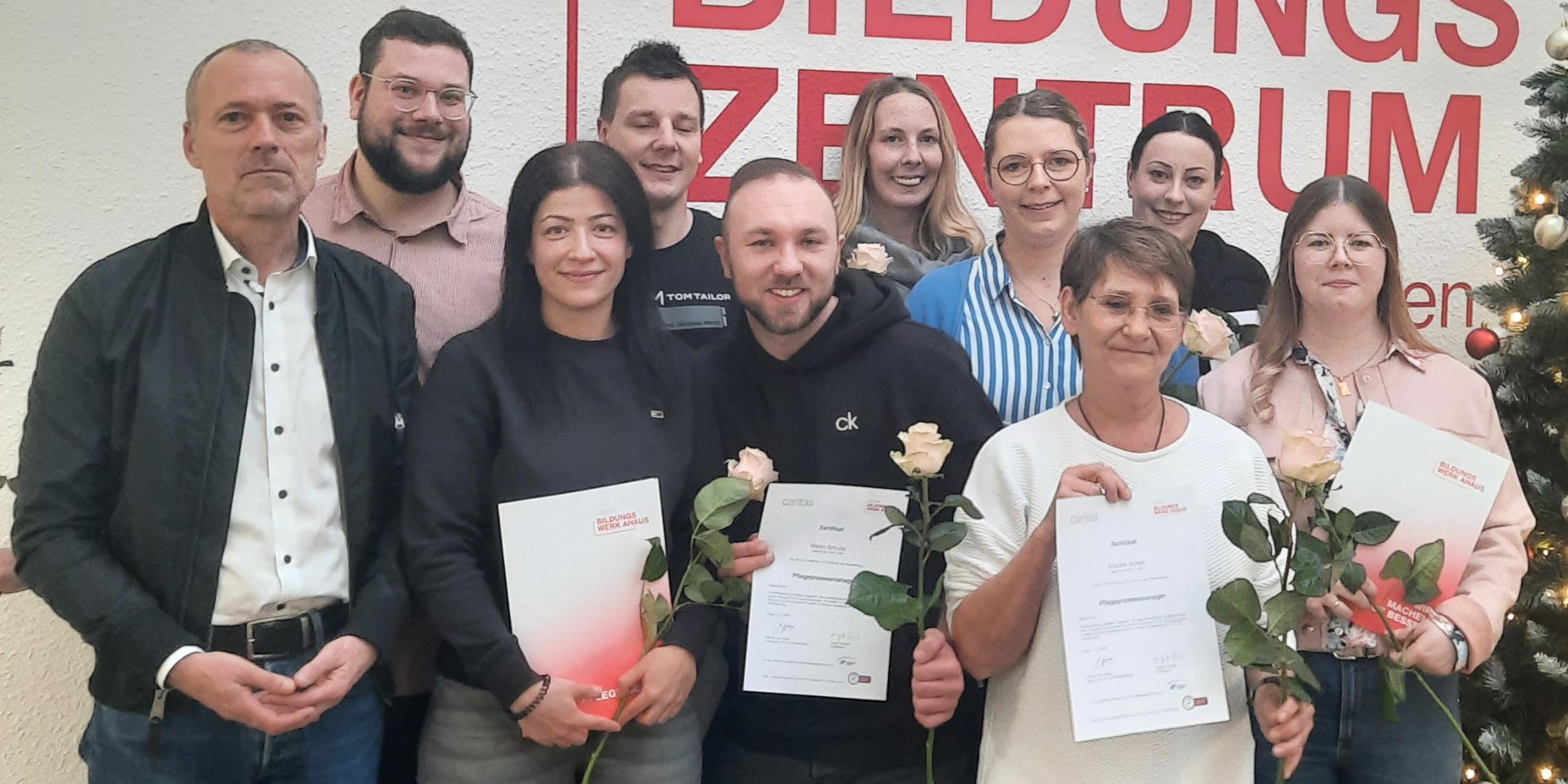 Lehrer August Schröer (l.) mit den neuen Pflegeprozessmanagern.