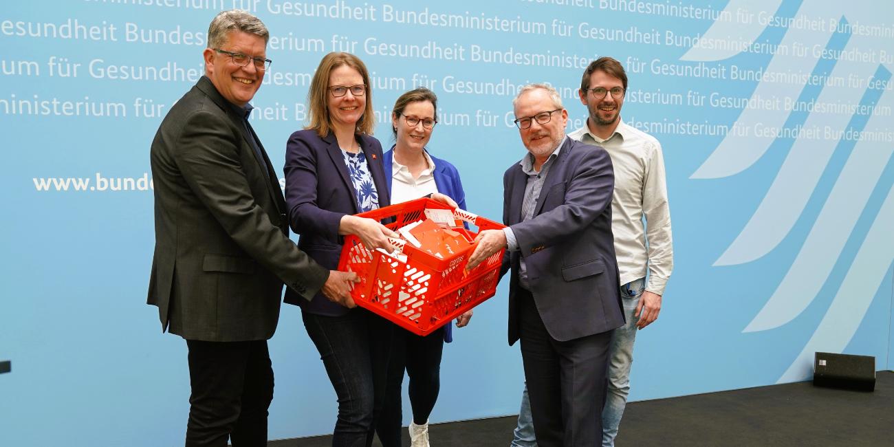 Wolfgang Klose vom Deutschen Caritasverband, Münsters Diözesancaritasdirektorin Pia Stapel, Anne Eckert, Bereichsleiterin Altenhilfe bei der Caritas für das Bistum Münster, Dr. Martin Schölkopf vom Bundesgesundheitsministerium  und Jonas Vorderwülbecke, Referent für Pflege und Pflegeausbildung bei der Caritas für das Bistum Münster (von links).