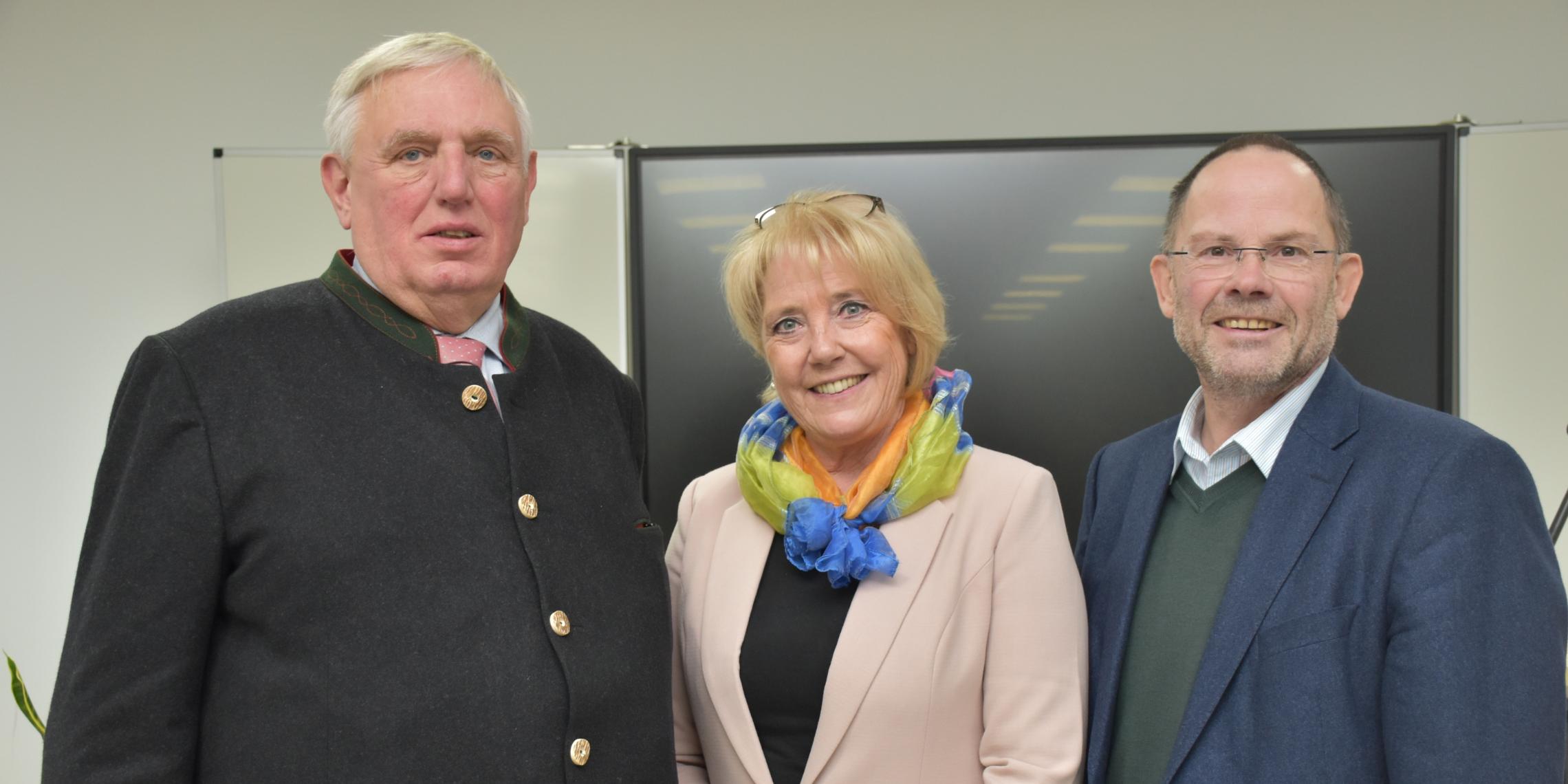 RW-Gesundheitsminister Karl-Josef Laumann, Schulleiterin Petra Berger und Caritas-Vorstand Hans-Peter Merzbach (v.l.).