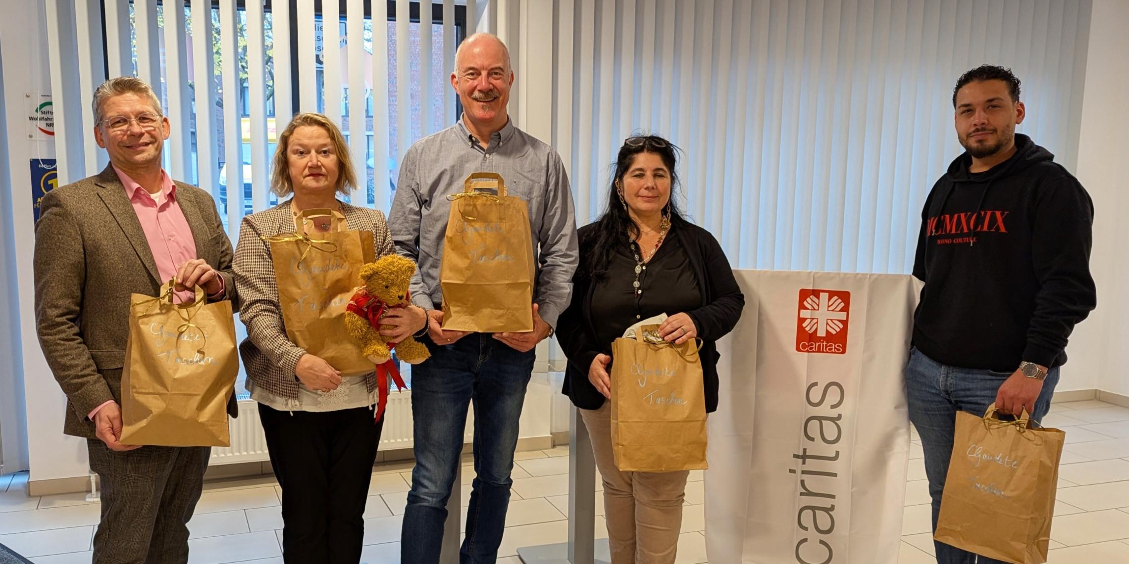 Peter Schwack (Vorstand), Christel Mers (Gemeindecaritas), Björn Salomon (Präsident Lionsclub Nordwest – Münsterland), Carmen Esposito-Stumberger und Mohammad Anouz (beide Integrationslotsenprojekt Ahaus).