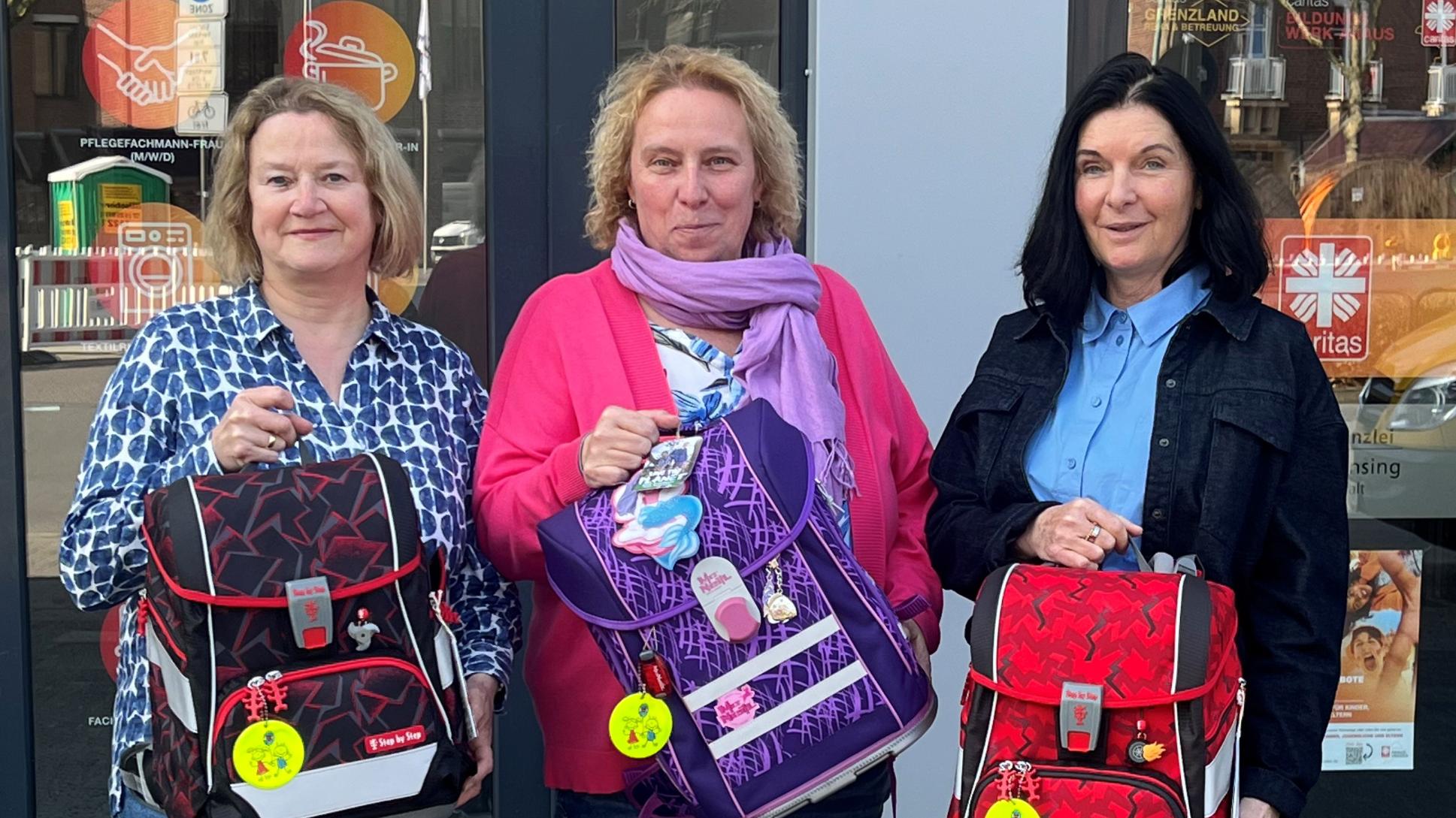 Christel Mers (l.) von der Gemeindecaritas Ahaus mit den Kita-Leiterinnen Stefanie Dües und Gabriele Gericks.