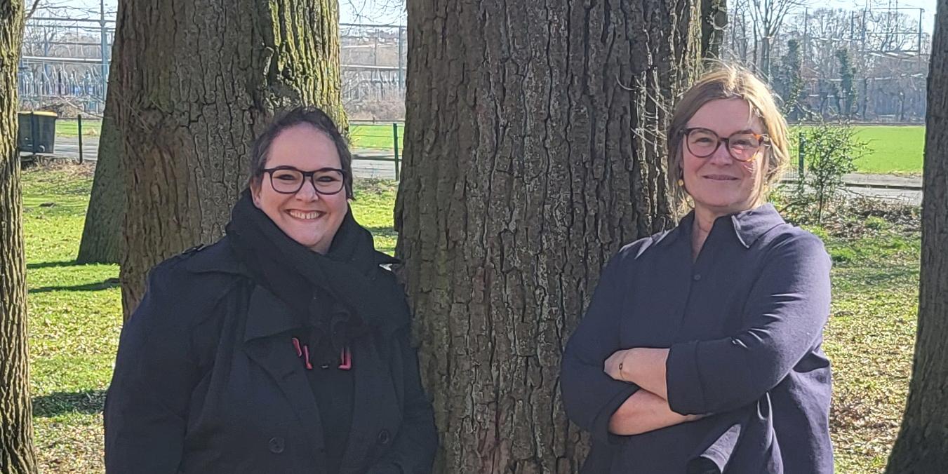 Silke Uelsmann (Caritasverband) und Ulrike Terhaar (SkF) präsentierten in der Stadtbücherei Gronau eine Fotoausstellung mit Gronauer „Frauen, die Mut machen“.