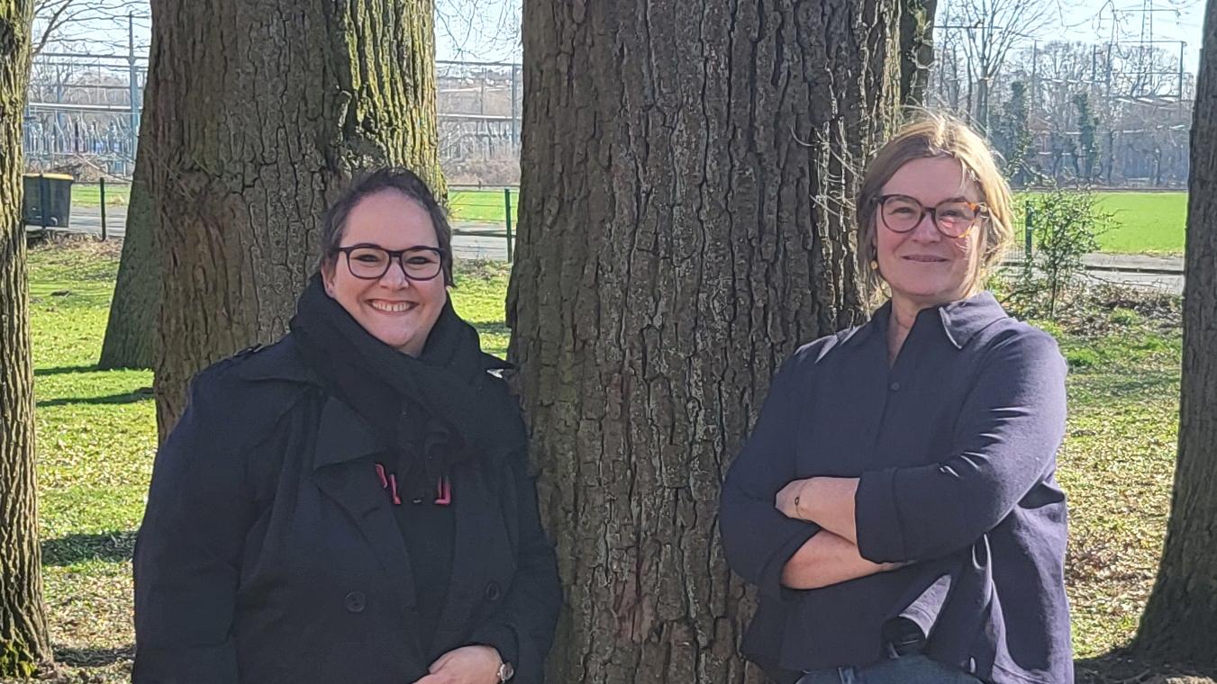 Silke Uelsmann (Caritasverband) und Ulrike Terhaar (SkF) präsentierten in der Stadtbücherei Gronau eine Fotoausstellung mit Gronauer „Frauen, die Mut machen“.