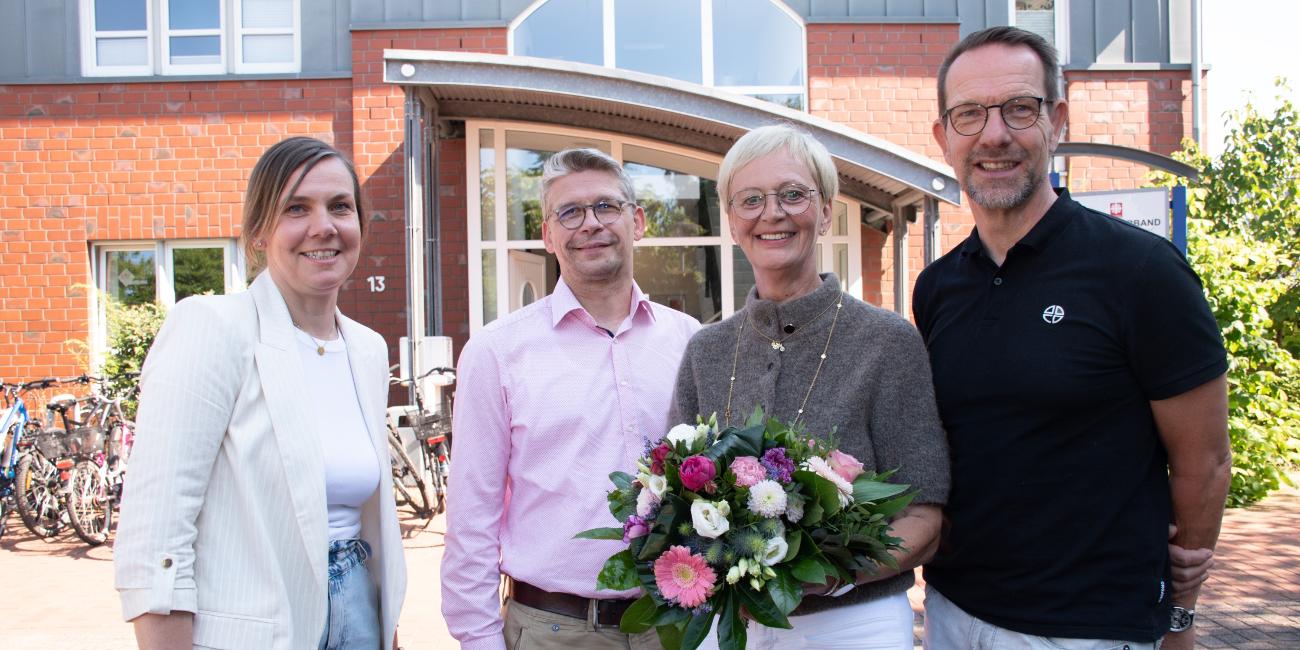 Brigitte Timmer (2.v.r.) mit ihrer Nachfolgerin Marion Alfert, Caritas-Vorstand Peter Schwack und Bereichsleiter Thomas Berning (v.l.)