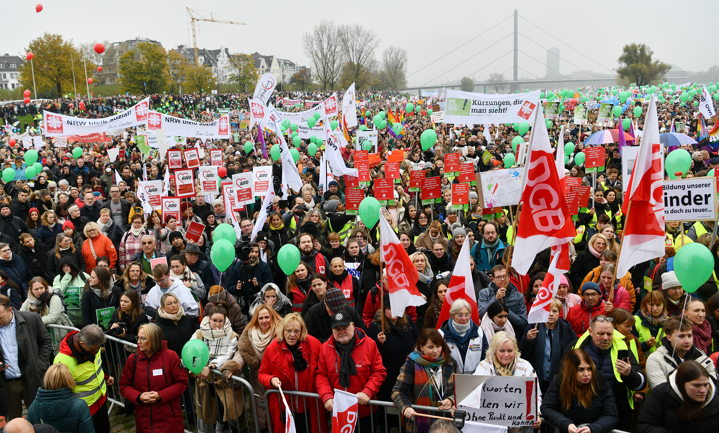 In Düsseldorf demonstrierten rund 32.000 Menschen gegen Kürzungen im Landeshaushalt 2025.